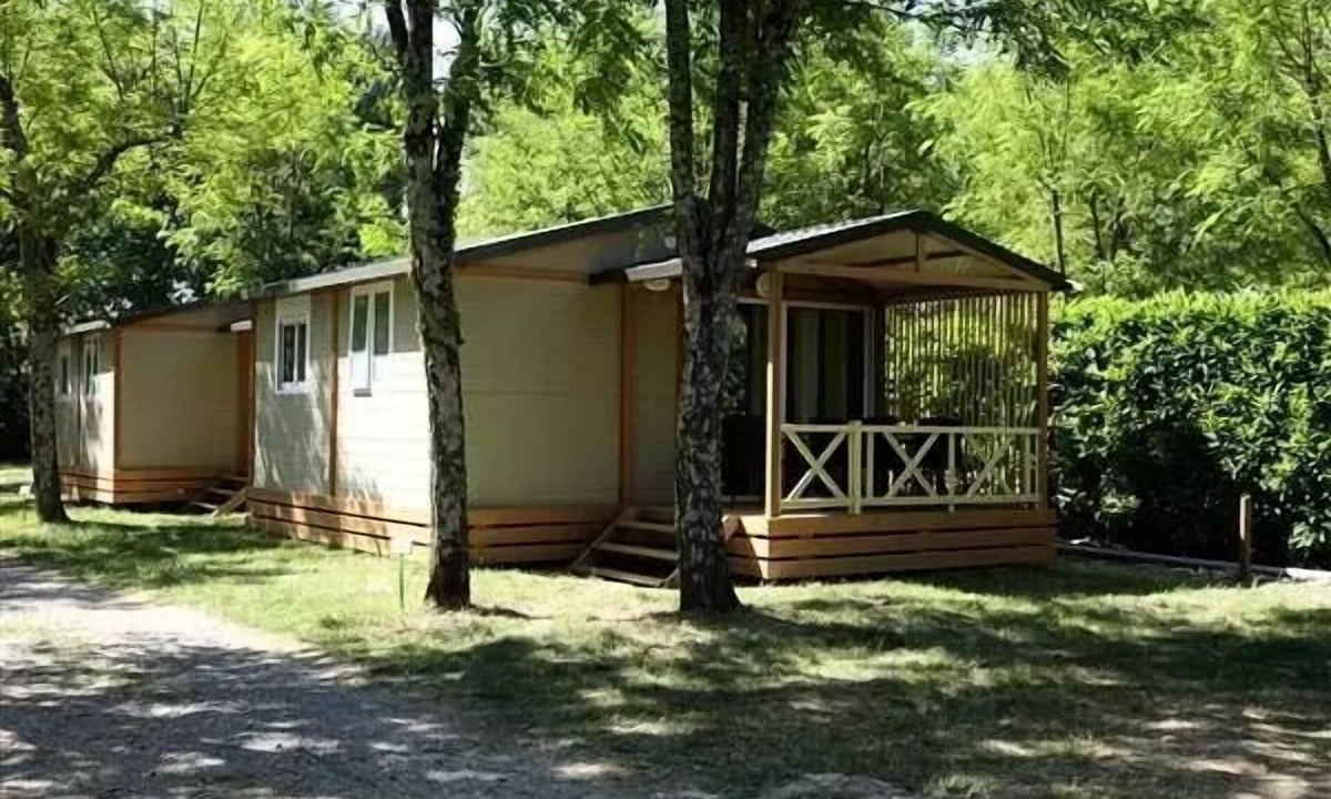 Saint-Privat Ski Chalet | Flower Camping Le Plan d'Eau - Ardèche * - Chalet CONFORT MOREA 25m2 2 bedrooms - Covered terrace + air conditioning 5 persons