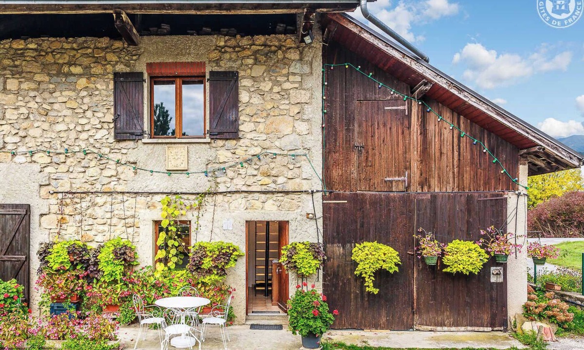 Les Marches House | FLOWERS AND VINES - LES MARCHES