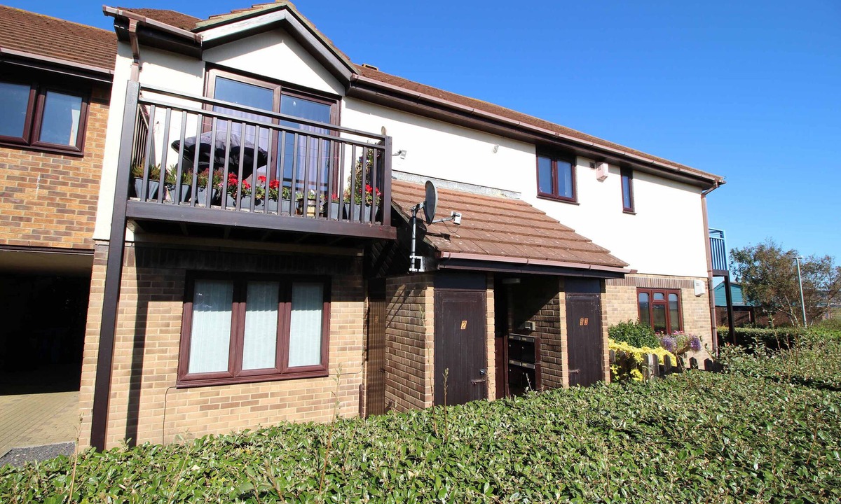 Poole Apartment | Flutes - Moments from Baiter Park and Waterfront