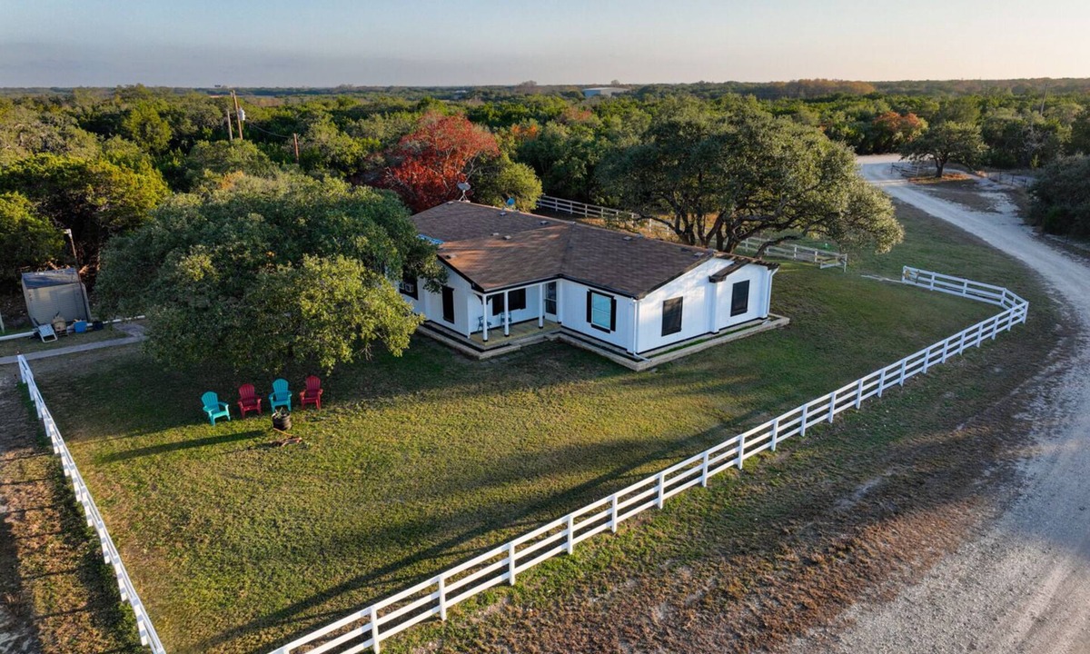 Bertram House | Flying B Ranch House on 52 acres in Bertram, TX