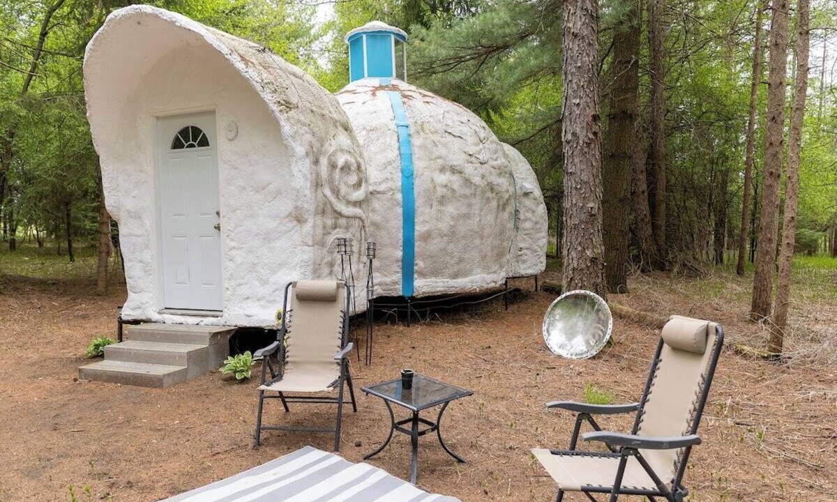 Durham Region House | Foam Dome Home - ome shaped space designed by Geordie and William Lishman.