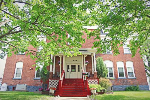 Whippleville Hotel | Foothills Lodge & Diner