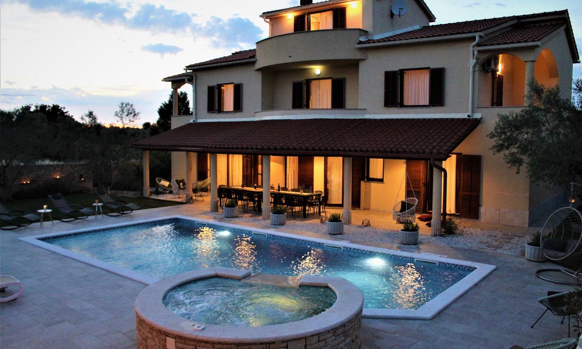 Vodnjan Villa | For large group, pool 50 m2-option heated pool, Jacuzzi, 4 km beach, sea view
