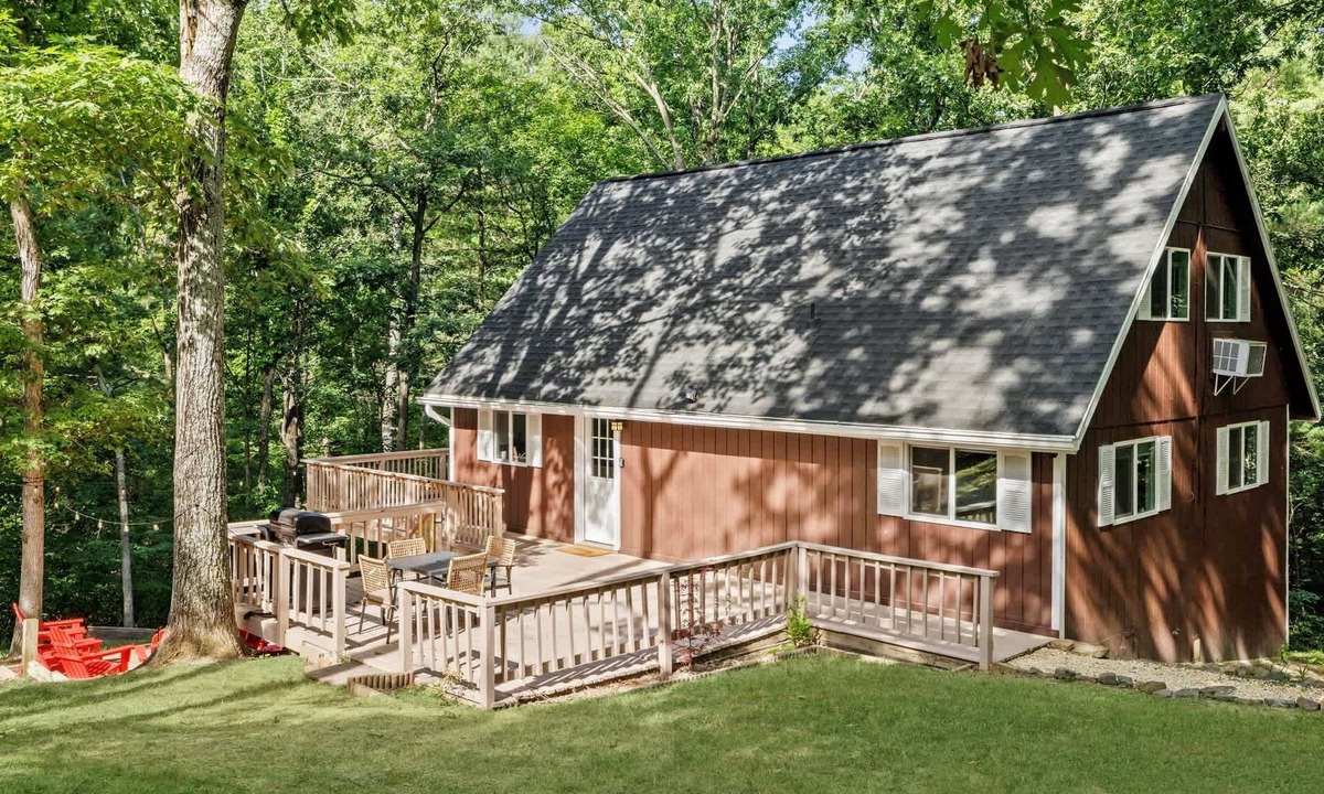 Ridgeway Cabin | Forest cabin w/hot tub, deck & huge yard
