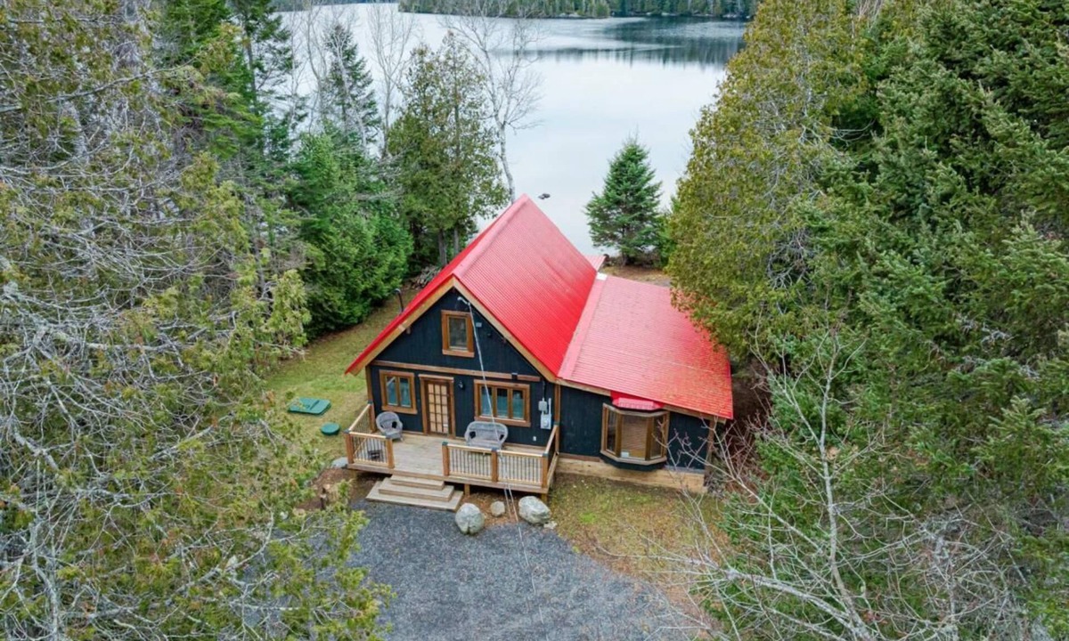 Nominingue Ski Chalet | Forest & kayak family cottage