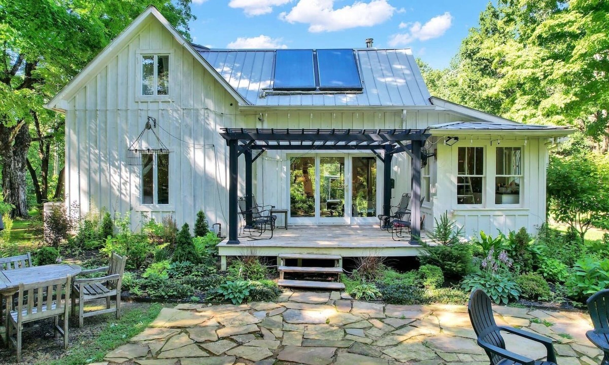 Saint Andrews House | Forest Retreat: Poolside Bliss Close to Campus
