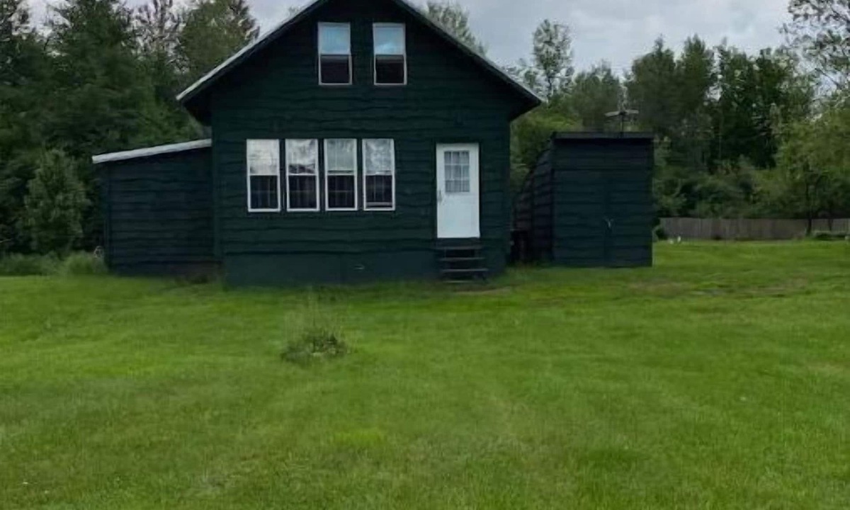 Norfolk Cabin | Forest Side Solar Powered Cabin with Nature Trails