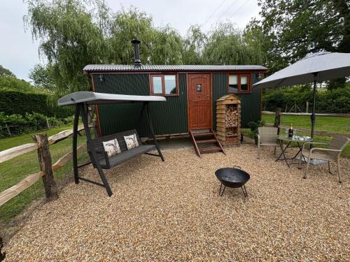 Ewhurst Apartment | Forest view shepherds hut Hare hut