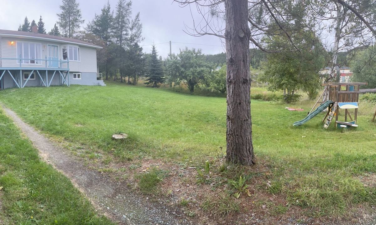 Tilt Cove House | Forget your worries in this spacious 3 bedroom, 2 bathroom , serene space.