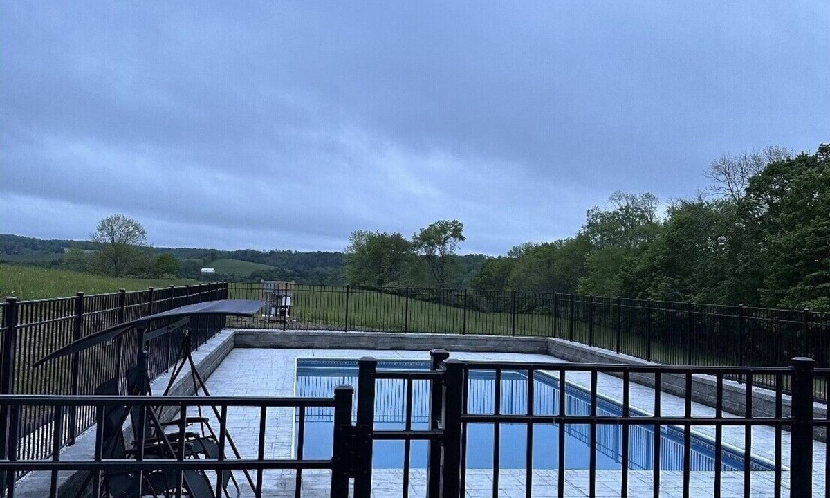 Jeffersonville House | Forget your worries in this spacious and serene space