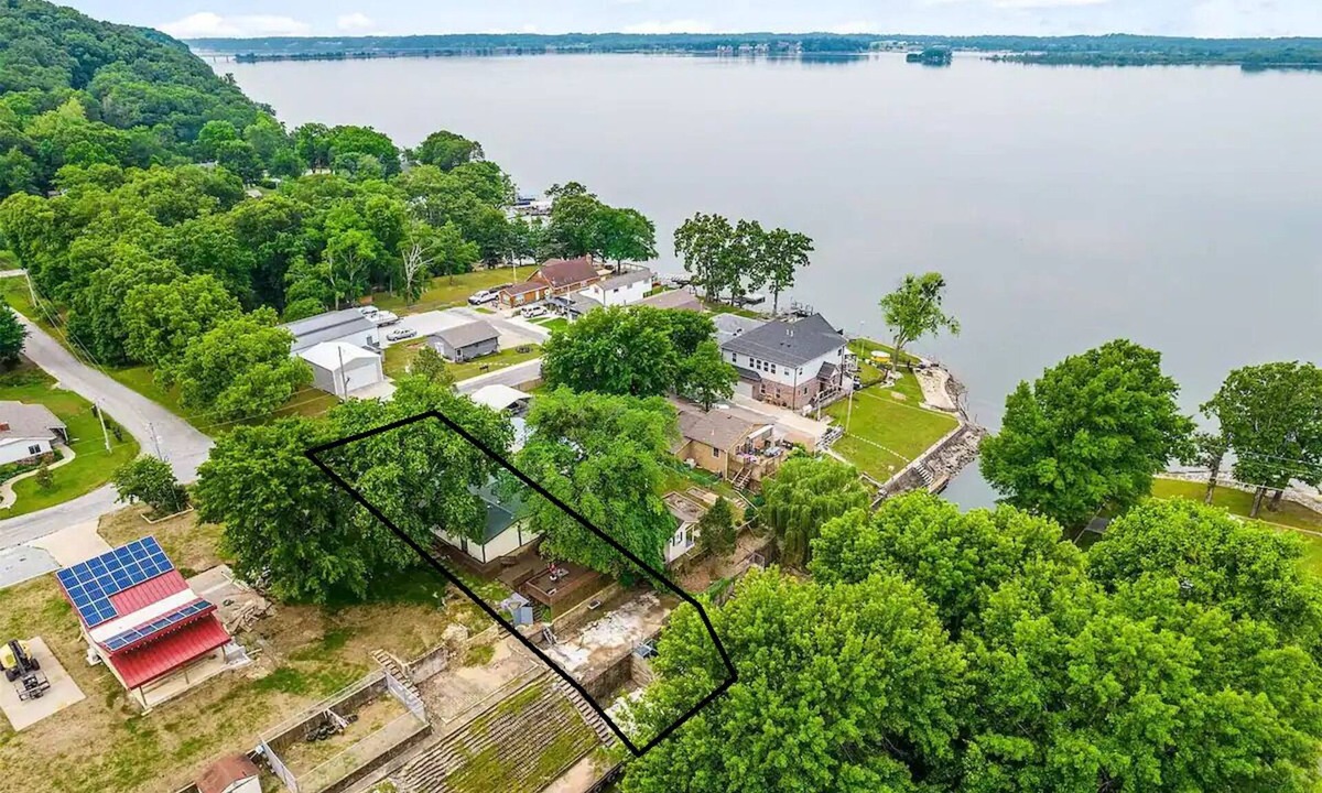 Moodys House | Forget your worries in this spacious and serene lake house in the woods