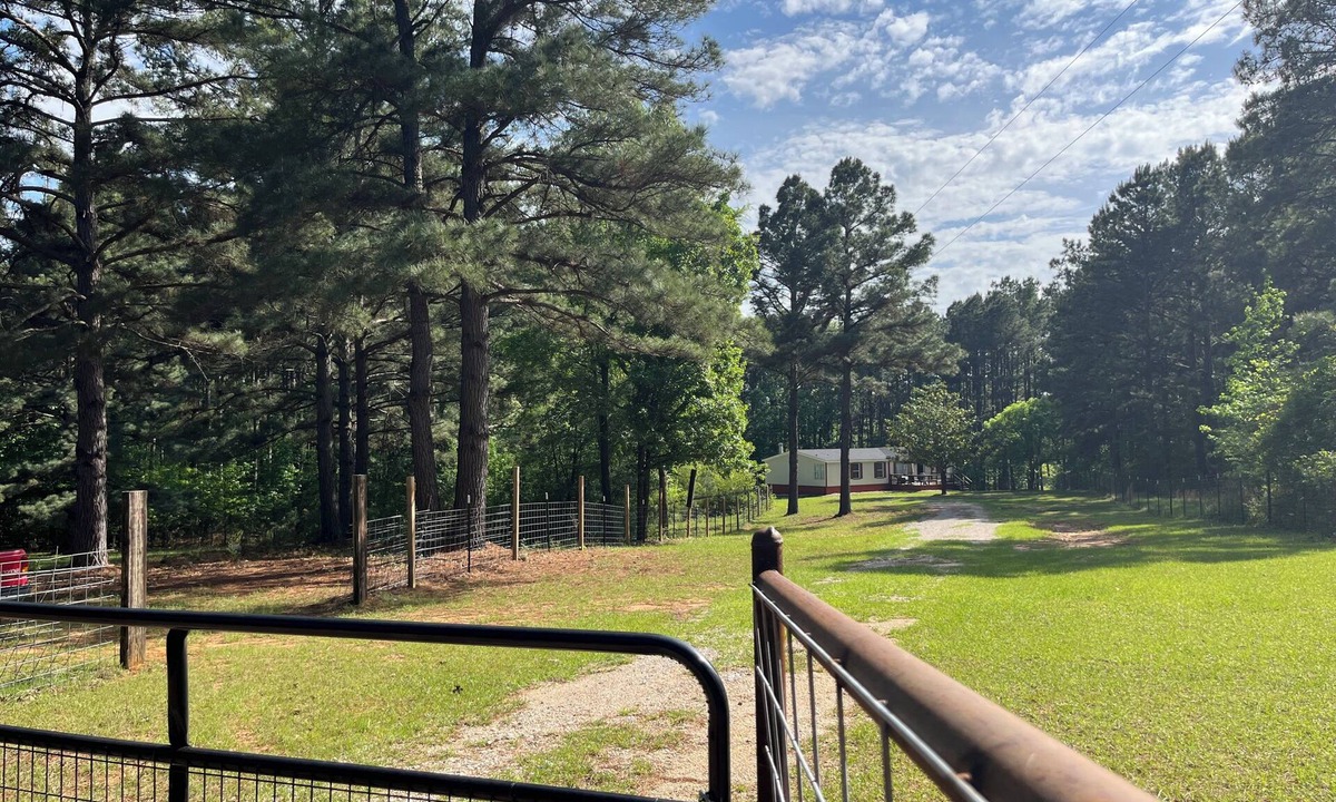 Henderson County House | Forget your worries in this spacious and serene space.