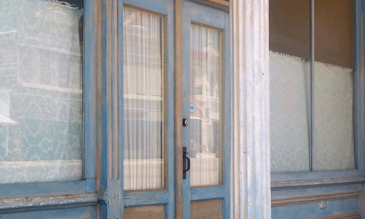 Sedan House | Former Art Gallery is now spacious lodging