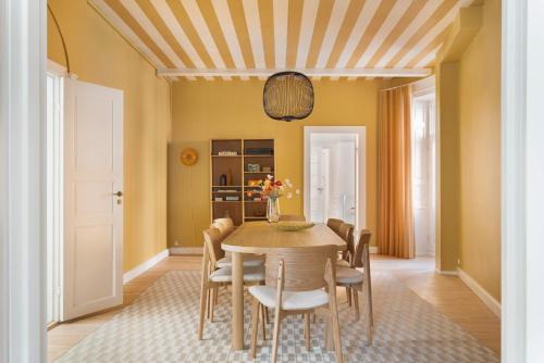 Copenhagen City Centre Apartment | Former Dukes Residence - 4 bedrooms - 2 bathroms