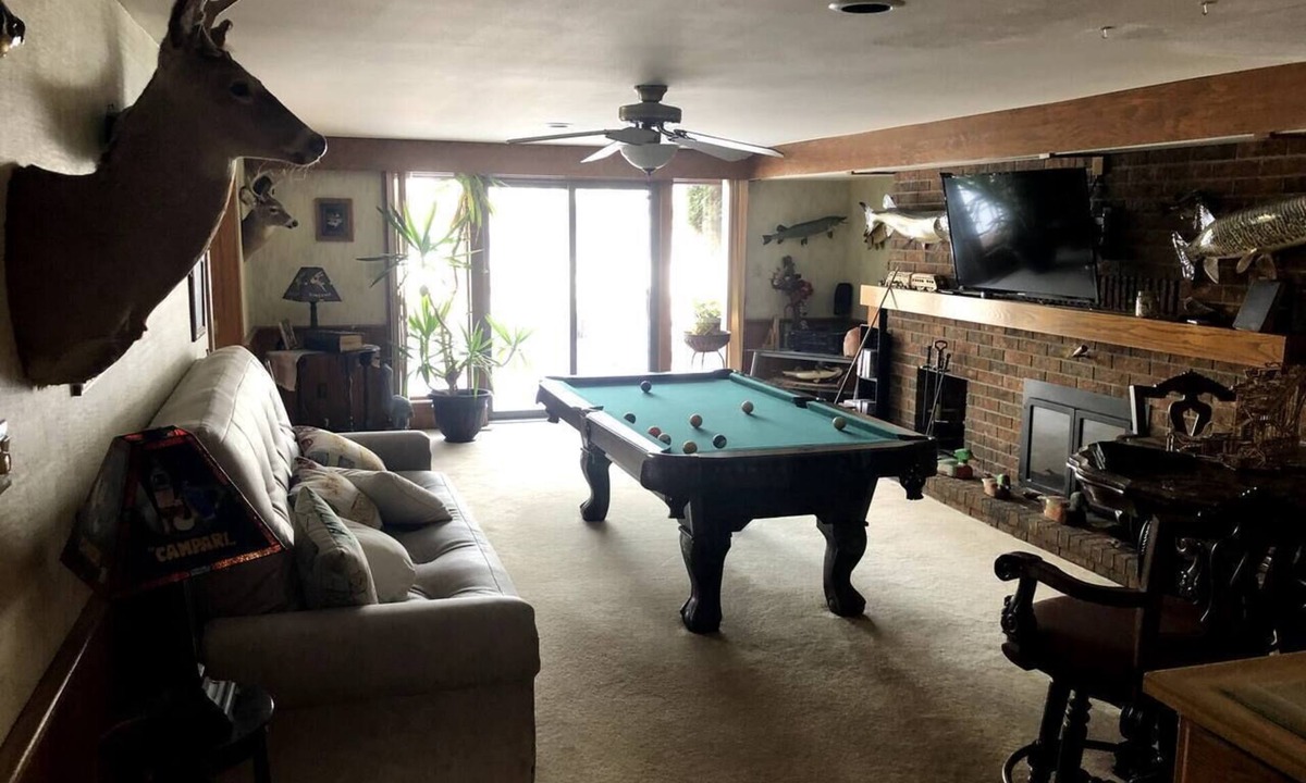 Neenah House | Former GB NFL Draft Executive Waterfront Complex!