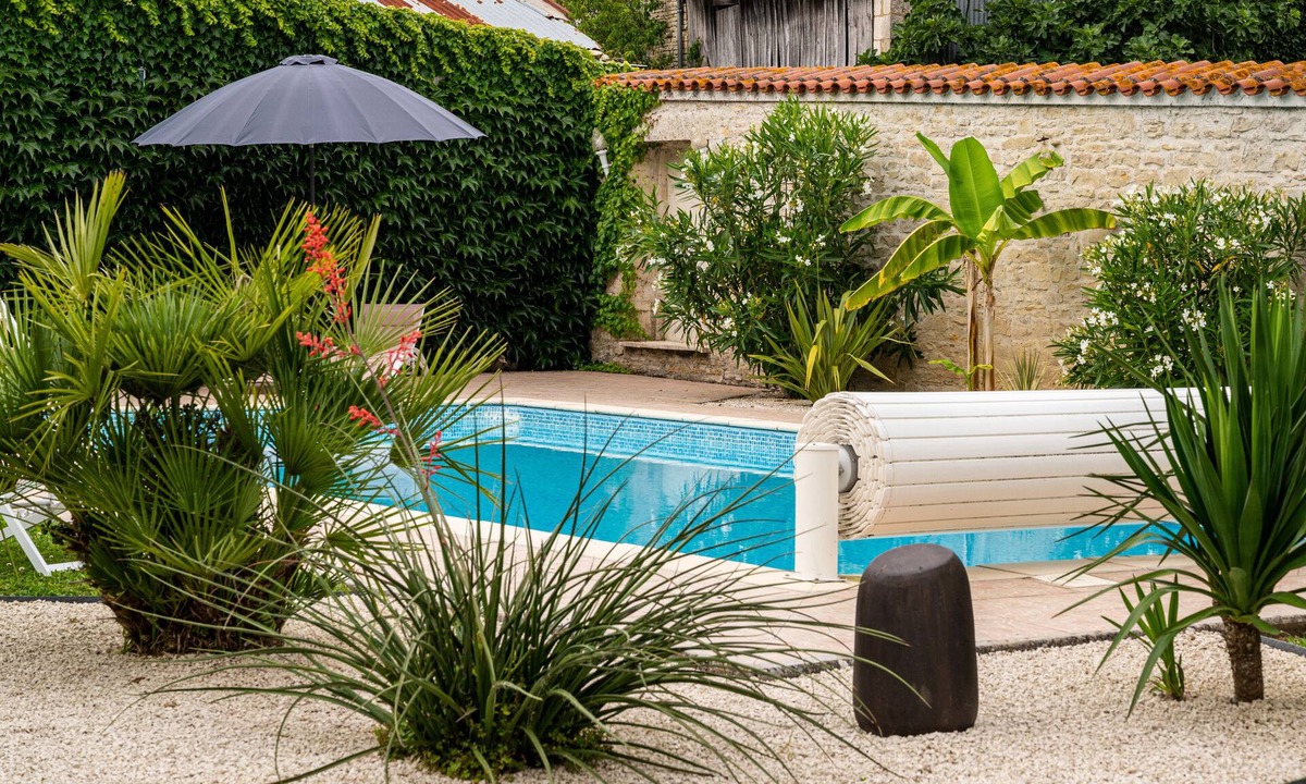 Arcais House | Former market garden house with swimming pool and tennis court