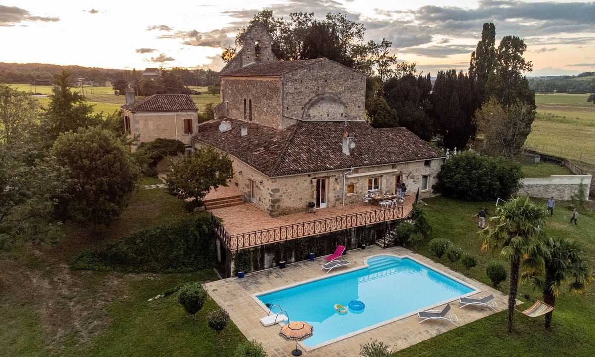 Moncrabeau Villa | Former presbytery with swimming pool