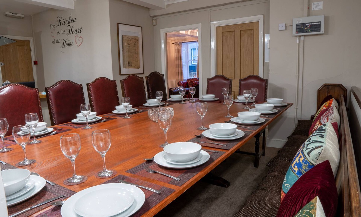 Kendal Apartment | Forrest's Townhouse - Two adjoining apartments with shared private hallway