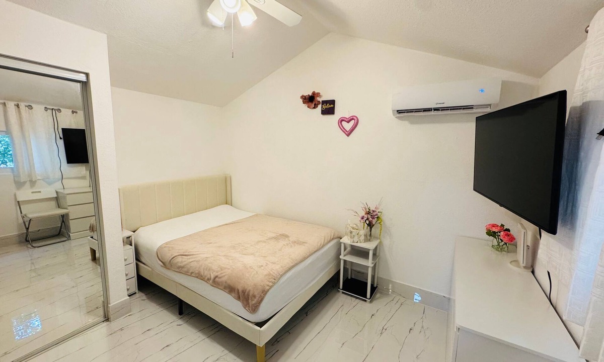 Riverland Village Cottage | Fort Lauderdale guest house Retreat