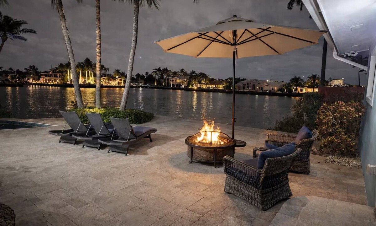 Dolphin Isles House | Fort Lauderdale Waterfront Intracoastal Escape Heated Pool Yachts view Backyard