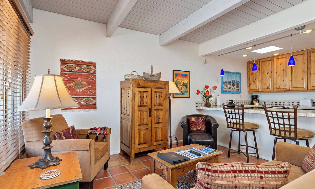 Northeast Santa Fe Hotel | Fort Marcy 10 | Walk to Plaza | Kiva Fireplace | Full Kitchen | Hot Tub | Pool | Single Level
