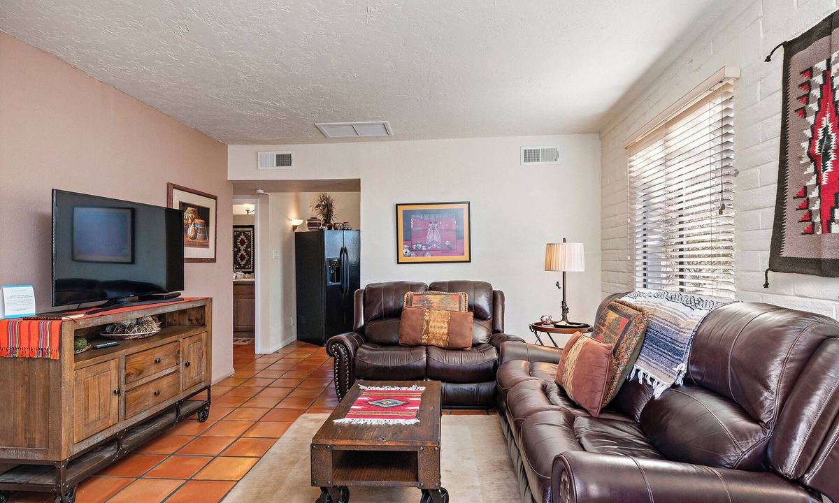 Northeast Santa Fe Hotel | Fort Marcy 100 | Walk to Plaza | Full Kitchen | Hot Tub | Pool | End Unit | Single Level