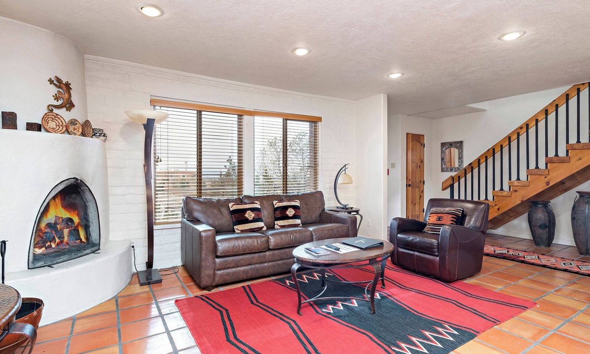Northeast Santa Fe Hotel | Fort Marcy 16 | Walk to Plaza | Kiva Fireplace | Full Kitchen | Hot Tub | Pool | 2 Levels
