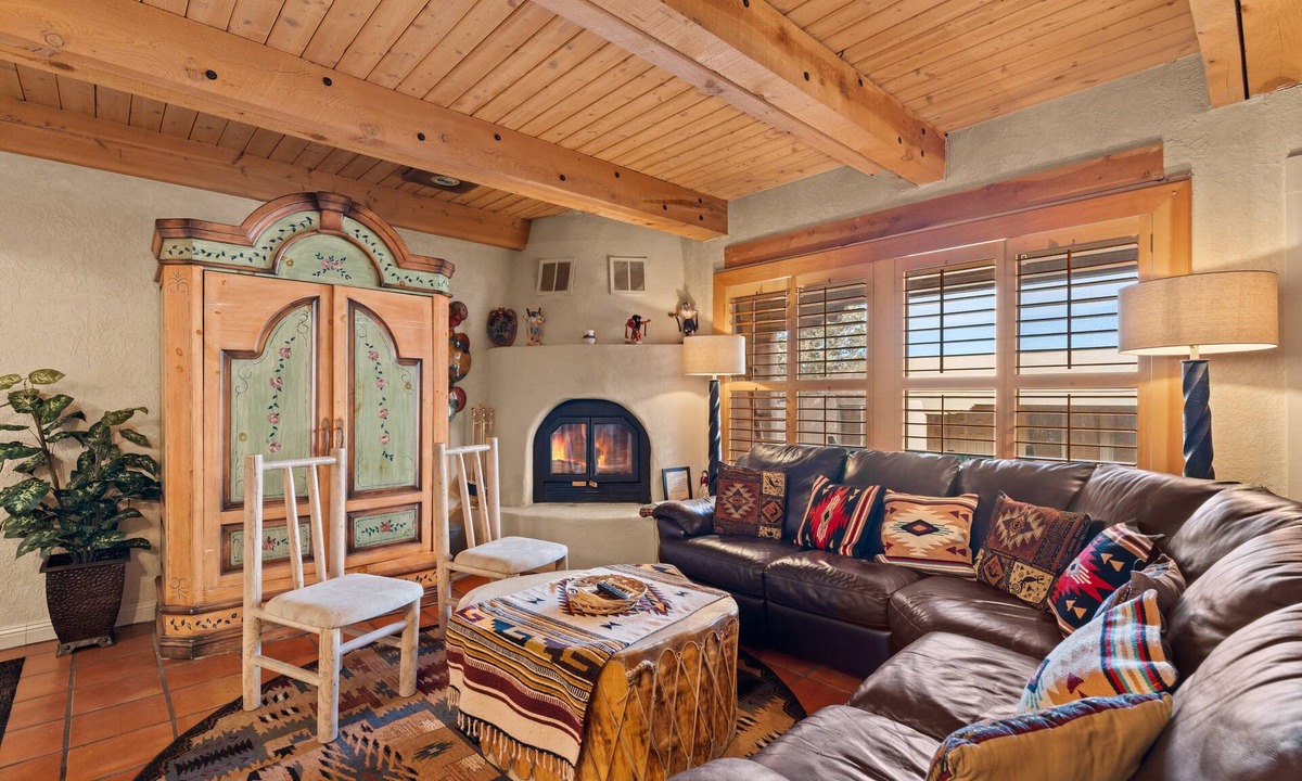 Northeast Santa Fe Hotel | Fort Marcy 20 | Walk to Plaza | Fireplace | Kitchen | Hot Tub | Pool | End Unit | Single Level