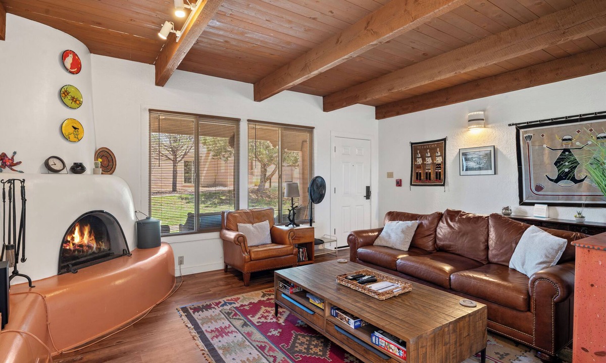 Northeast Santa Fe Hotel | Fort Marcy 33 | Walk to Plaza | Kiva Fireplace | Full Kitchen | Hot Tub | Pool | Single Level