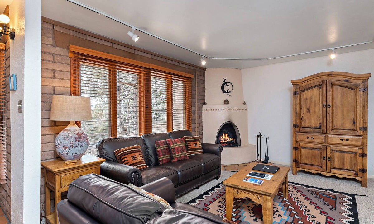 Northeast Santa Fe Hotel | Fort Marcy 38 | Walk to Plaza | Kiva Fireplace | Full Kitchen | Hot Tub | Pool | 2 Levels