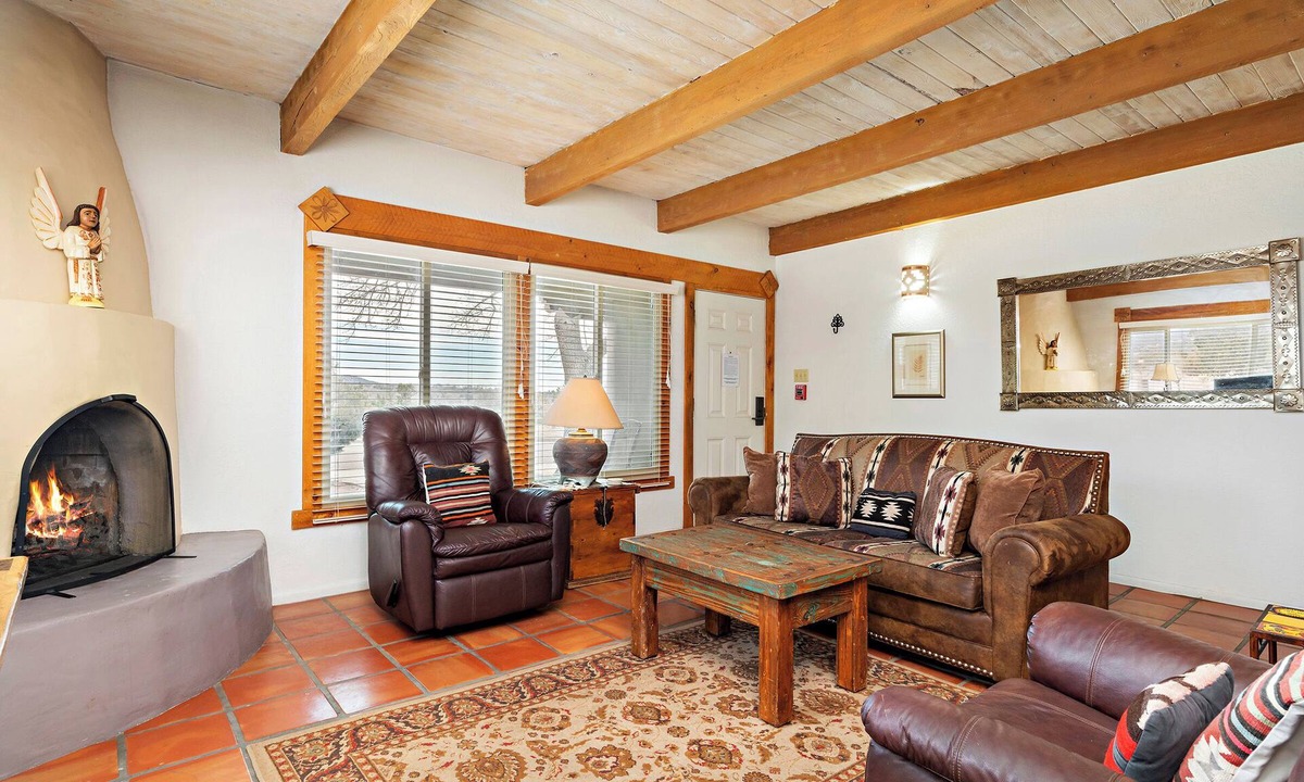 Northeast Santa Fe Hotel | Fort Marcy 51 | Walk to Plaza | Kiva Fireplace | Full Kitchen | Hot Tub | Pool | Single Level