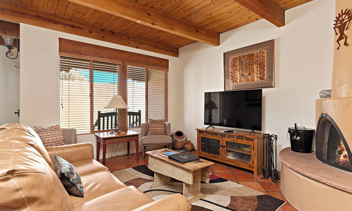 Northeast Santa Fe Hotel | Fort Marcy 65 | Walk to Plaza | Fireplace | Kitchen | Hot Tub | Pool | End Unit | Single Level
