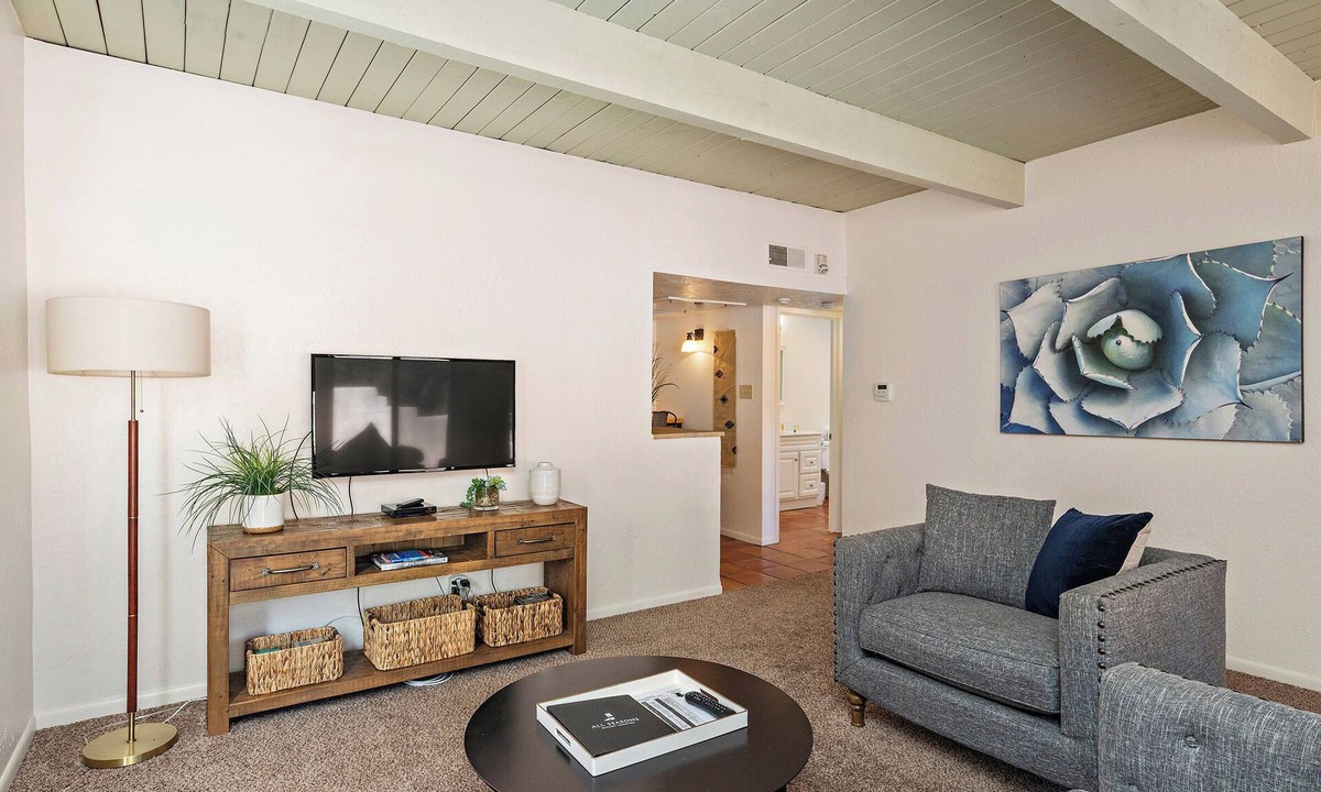 Northeast Santa Fe Hotel | Fort Marcy 75 | Walk to Plaza | Fireplace | Kitchen | Hot Tub | Pool | End Unit | Single Level
