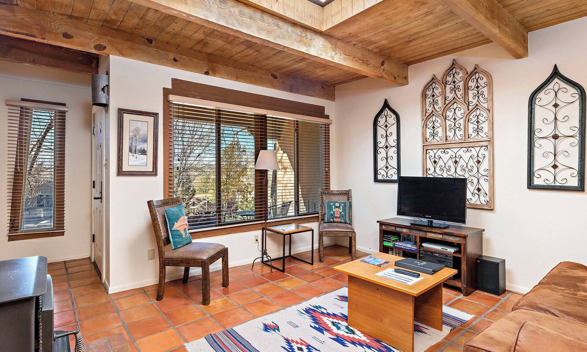Northeast Santa Fe Hotel | Fort Marcy 81 | Walk to Plaza | Wood Fireplace | Full Kitchen | Hot Tub | Pool | Single Level