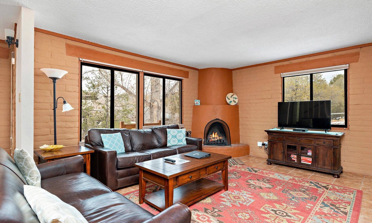 Northeast Santa Fe Hotel | Fort Marcy 84 | Walk to Plaza | Fireplace | Kitchen | Hot Tub | Pool | End Unit | 2 Levels