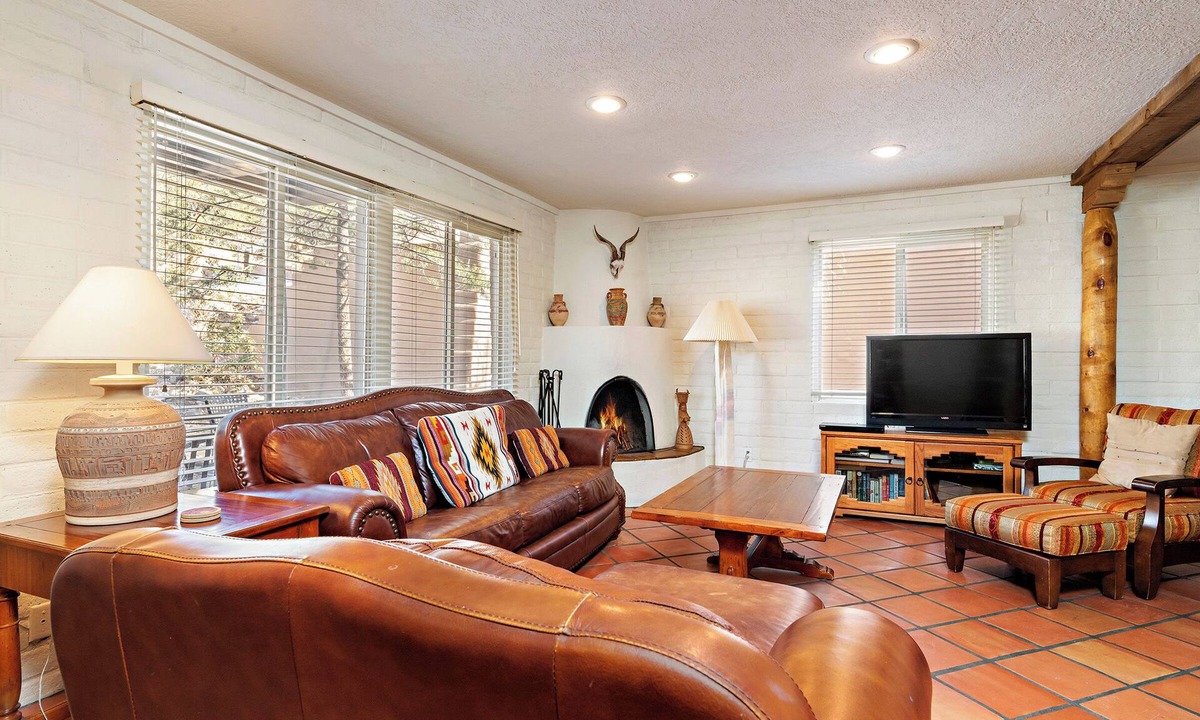 Northeast Santa Fe Hotel | Fort Marcy 85 | Walk to Plaza | Fireplace | Kitchen | Hot Tub | Pool | End Unit | 2 Levels