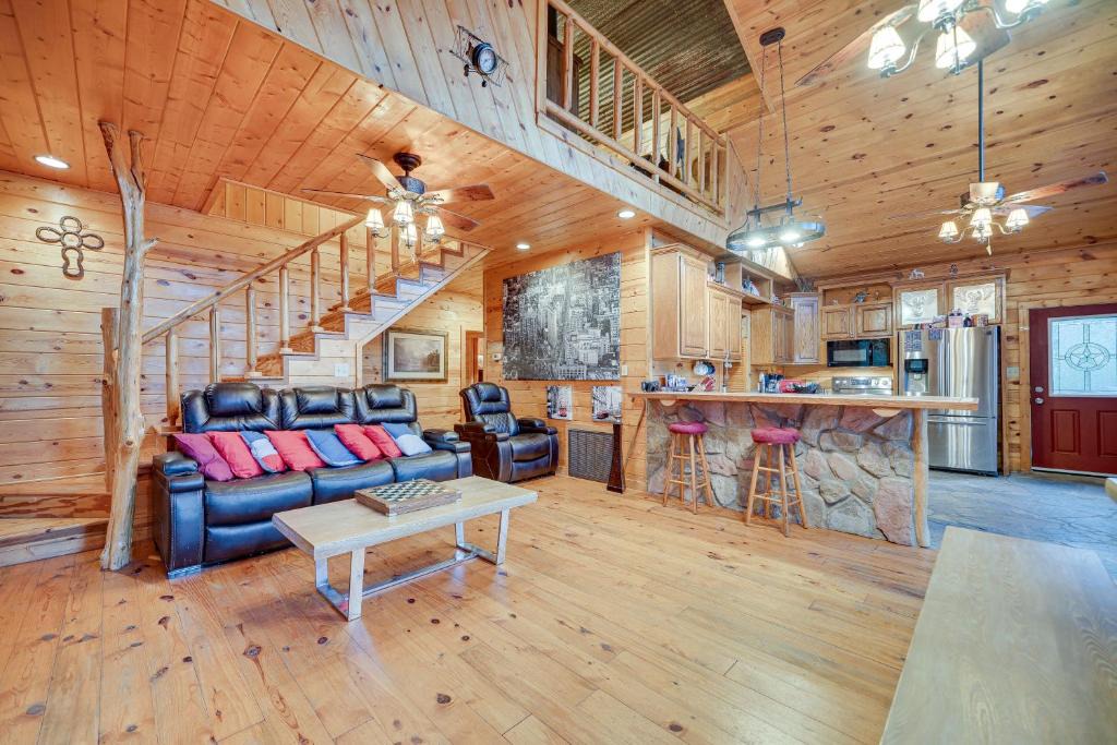 Fort Towson House | Fort Towson Cabin < 1 Block to Raymond Gary Lake