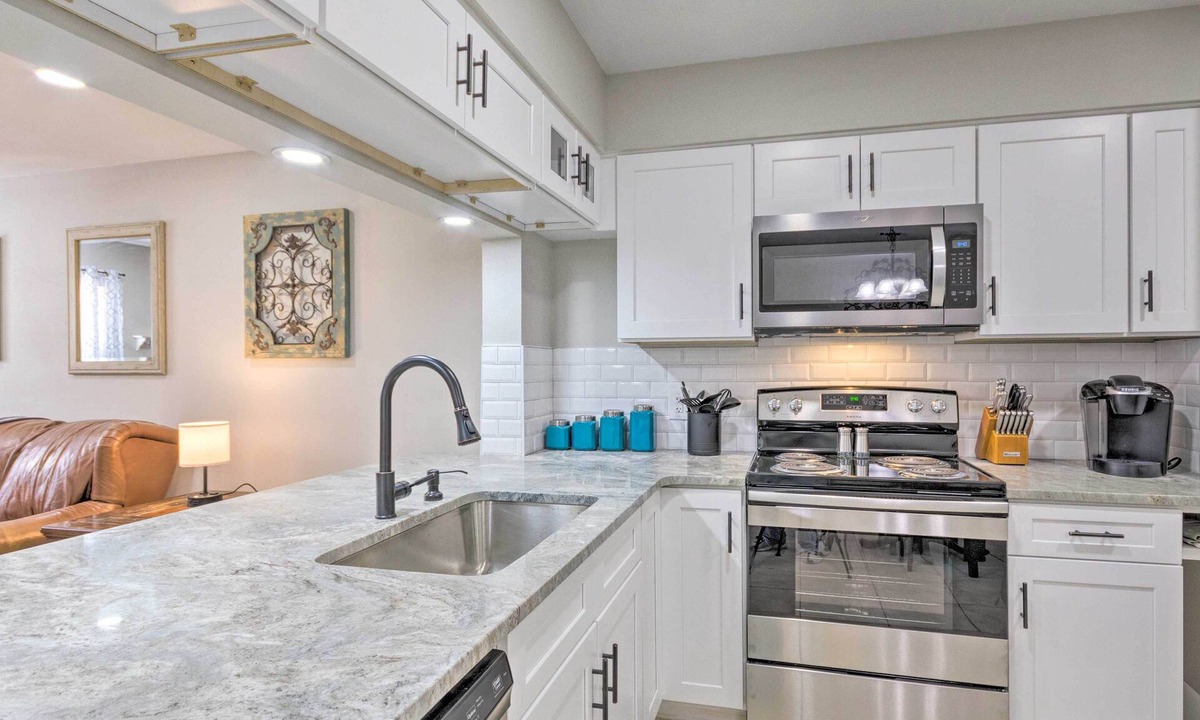 Wright House | Fort Walton Beach Townhome < 3 Mi to the Beach!