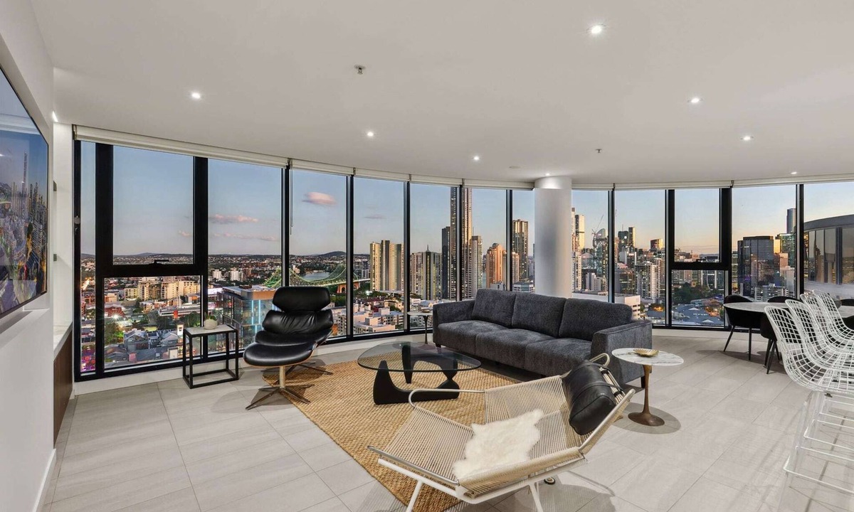 Fortitude Valley Apartment | Fortitude Valley 3-Bed, Top Floor + Bridge View