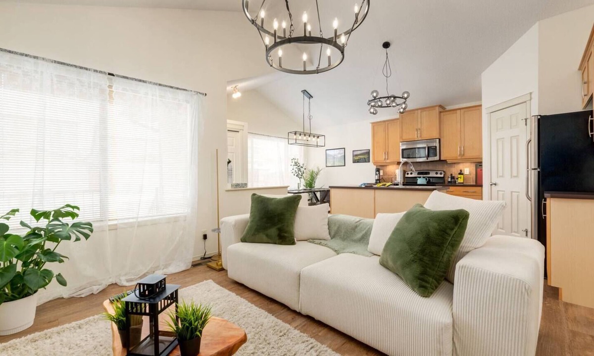 Cochrane House | "Fortress" 2Bdrm w/Barrel Sauna!