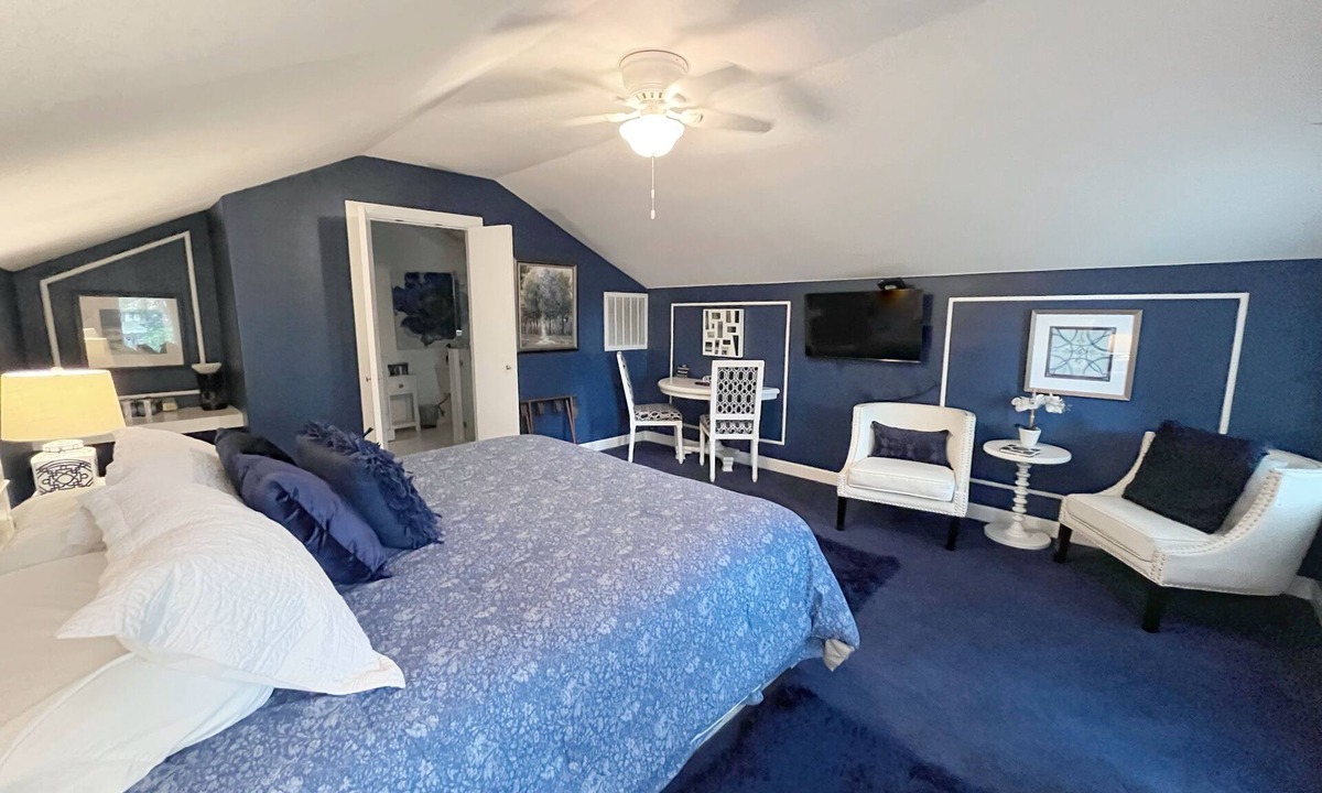Lincoln Park Villa | Fortunata Winery Villa #6, Private Loft-Style Stay