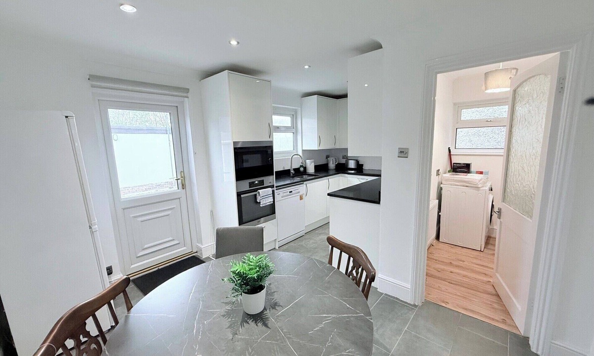Heath House | Fountain House-Sleeps 5-Central Dagenham-Parking