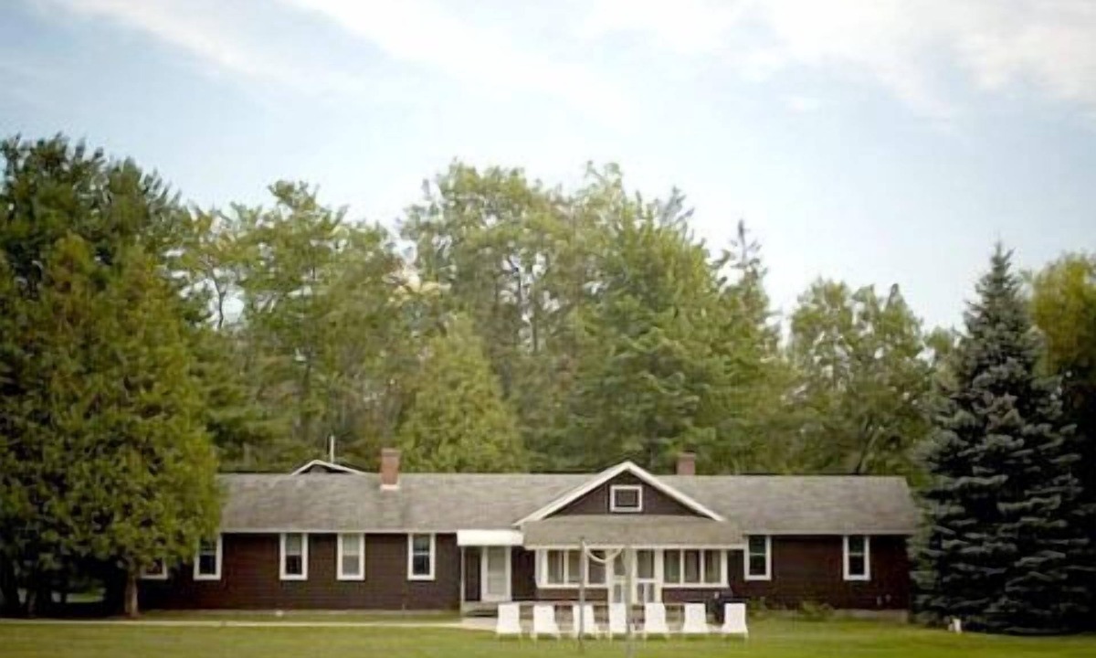 Lake Leelanau Resort | Fountain Point - Brown Cottage