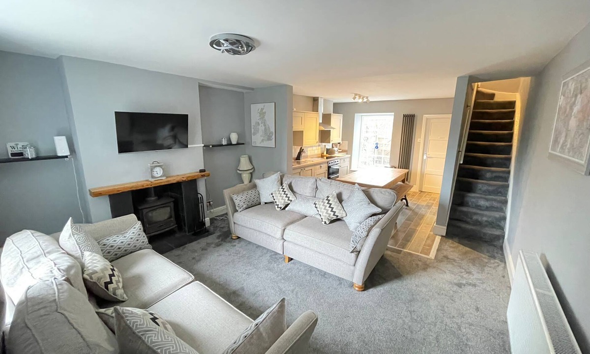 Bala House | Four bedded grade two listed 1800's house on chapel grounds