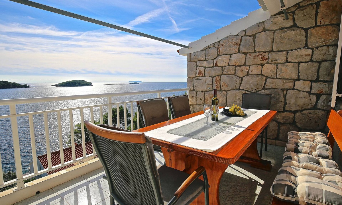 Prizba Apartment | Four-bedroom apartment near beach Prižba, Korčula (A-9255-d)