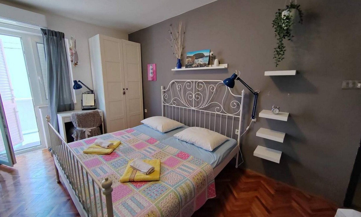 Mundanije Apartment | Four-bedroom apartment with terrace Mundanije, Rab (A-23299-a)