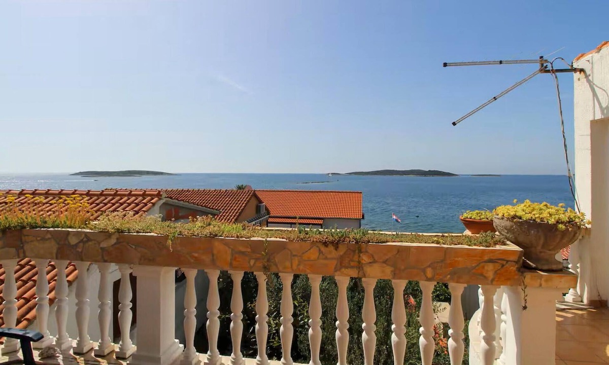 Milna Apartment | Four bedroom cozy apartment in Milna