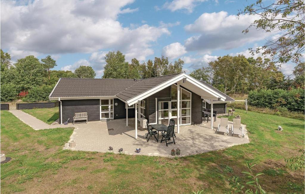 Ho House | Four-Bedroom Holiday Home in Blavand