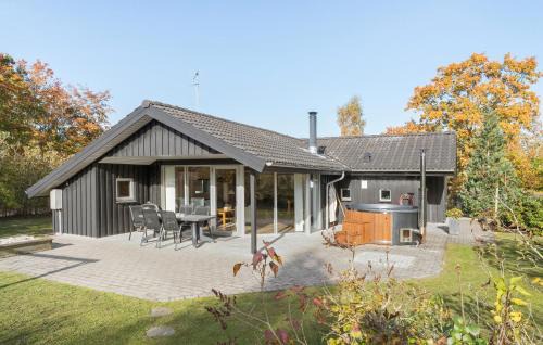 Fjellerup House | Four-Bedroom Holiday Home In Glesborg