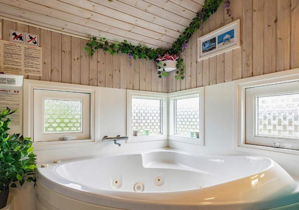 Ristinge House | Four-Bedroom Holiday home in Humble 1